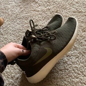 Women’s Nike tennis shoes